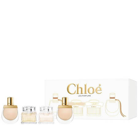 Chloe Les Parfums Set 4 pcs  ของขวัญสุดพิเศษที่จะมอบความประทับใจให้แก่ตัวคุณเองและคนที่คุณรัก สัมผัสกลิ่นหอมสุดประทับใจด้วยชุดน้ำหอมสุดหรูจาก Chloé บรรจุในขนาดกะทัดรัด คอลเล็กชั่นน้ำหอมนี้เป็นเอกลักษณ์ประจำแบรนด์ Chloé แต่ละขวดบรรจุแยกกล่อง ในเซ็ทประกอบด้วย:  Chloé Eau de Parfum 5 ml  Chloé Eau de Toilette 5 ml  Nomade Eau de Parfum 5 ml x 2 ชิ้น 